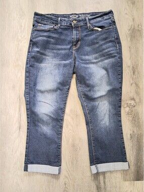 Signature Levi's Strauss Woman's Size 12, 31x21 Modern Capri Pants Denim Jeans